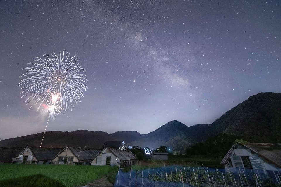 天の川と花火の画像